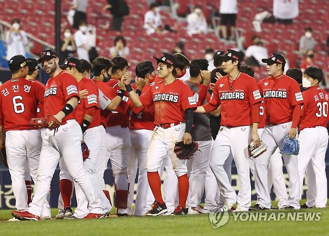 SSG 승리 (서울=연합뉴스) 신준희 기자 = 6일 잠실야구장에서 열린 프로야구 두산과 SSG의 경기가 SSG의 4대1 승리로 끝났다.       경기를 마친 SSG 추신수 등 선수들이 승리를 자축하고 있다. 2021.6.6 hama@yna.co.kr