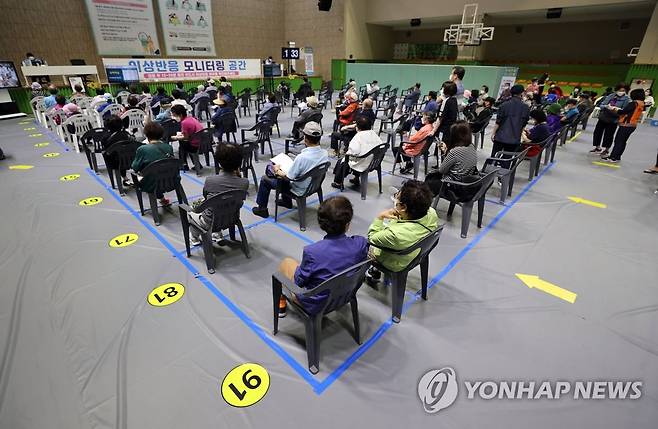 이틀간 백신 이상반응 1천15건↑…사망 2명↑, 인과성 미확인 [연합뉴스 자료사진]