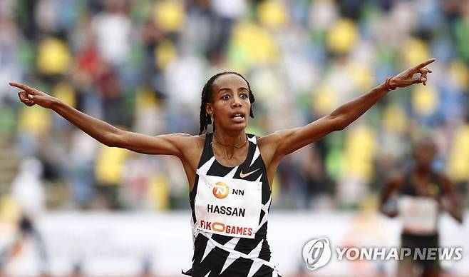 하산, 육상 여자 10,000ｍ 세계신기록 (헹엘로 EAP=연합뉴스) 시판 하산이 6일(현지시간) 네덜란드 헹엘로에서 열린 세계육상연맹 콘티넨털투어 골드 미팅 FBK 게임즈 여자 10,000ｍ 경기에서 29분06초82의 세계 신기록을 세우며 결승선을 통과하고 있다.