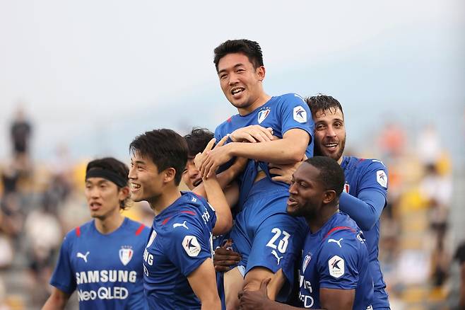 광주전 득점 이후 동료들 축하받는 이기제 [한국프로축구연맹 제공. 재판매 및 DB 금지]