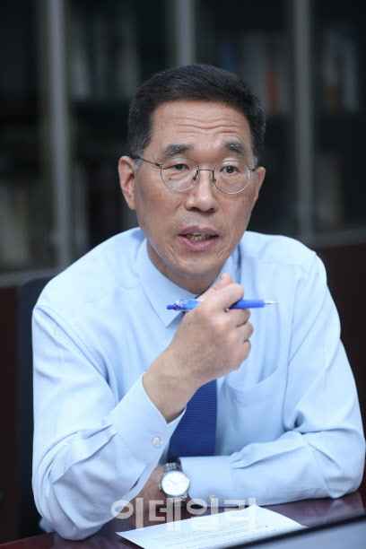 김주영 더불어민주당 의원은 8일 당으로부터 부동산 투기 의혹과 관련, 탈당 권유를 받은 것에 대해 유감을 표명하며 “모든 의혹을 해소하고 다시 돌아오겠다”고 밝혔다.(사진=이데일리DB)