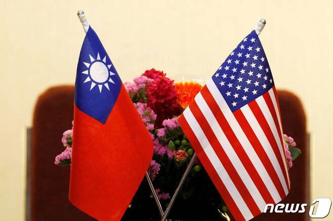 대만 국기(좌)와 미국 성조기. © 로이터=뉴스1