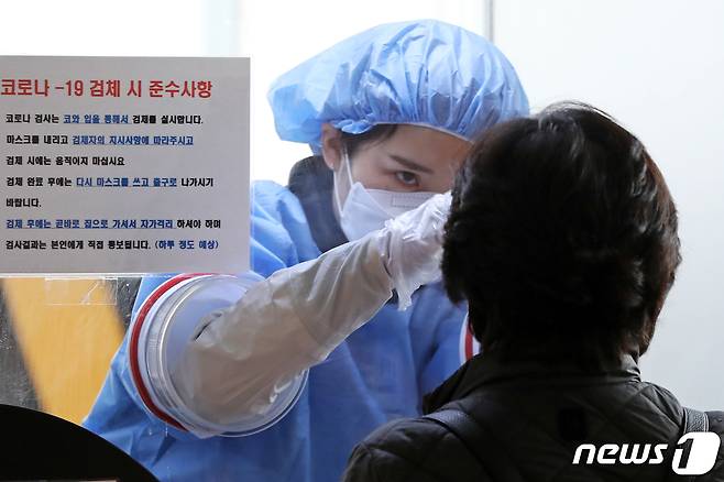 광주 북구 선별진료소에서 의료진이 시민을 상대로 코로나19 검사를 진행하고 있다. 2021.4.16/뉴스1 © News1 황희규 기자