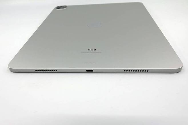 아이패드 프로 5세대의 하단