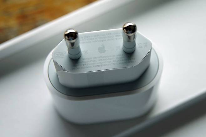 제품에 동봉된 충전기