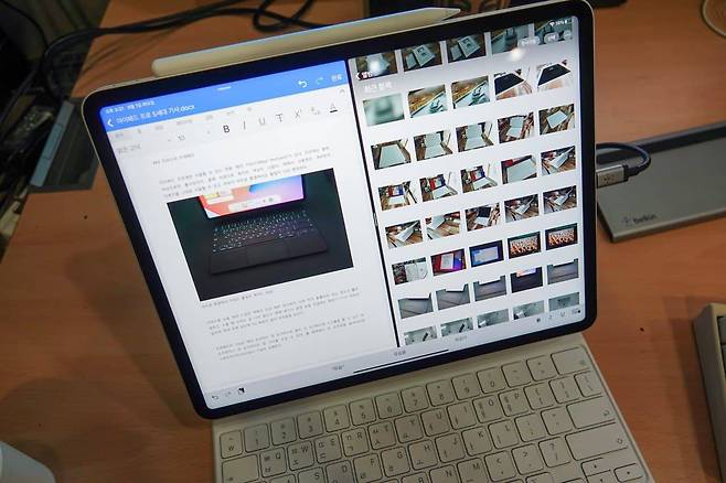 아이패드 프로로 기사를 작성하는 모습