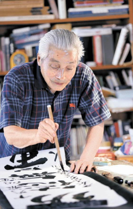 2012년 LA자택에서 본지가 만난 소지도인. 1970년대 이민 간 선생은 세속을 멀리하며 일생 붓글씨에 전념했다. [중앙포토]