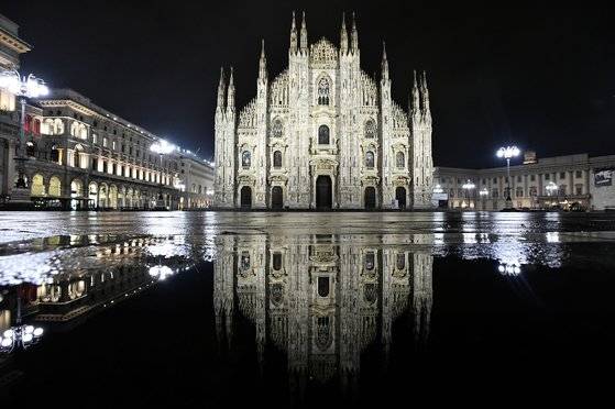 코로나19로 야간 통행금지령이 내려진 이탈리아 밀라노 두오모 성당이 텅 비어 있다. [로이터=연합뉴스]