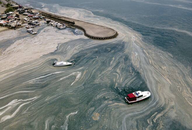 이스탄불 아시아측 카데보스탄 해안 인근 풍경. '바다의 콧물'이라 불리는 해양점액이 바닷물의 흐름과 함께 번지고 있다. AP=연합뉴스