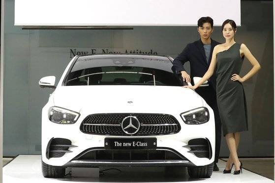 지난해 10월 처음 공개된 '더 뉴 메르세데스-벤츠 E 클래스'. [뉴스1]