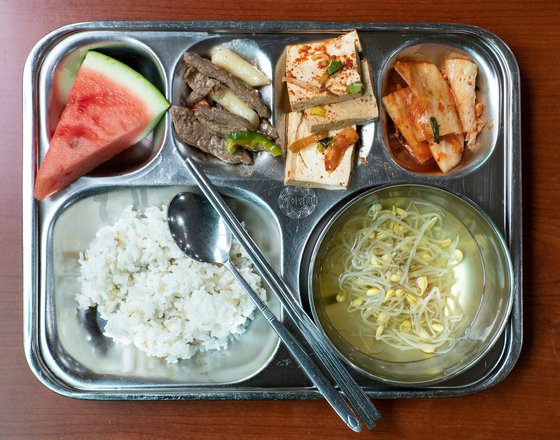 지난 6월 1일 오전 서울 노원구에 위치한 화랑초등학교에서 학생들이 먹는 채식 급식을 담은 식판. 정준희 인턴기자