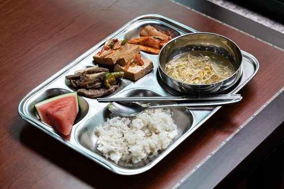 지난 6월 1일 오전 서울 노원구에 위치한 화랑초등학교에서 학생들이 먹는 채식 급식을 담은 식판. 정준희 인턴기자