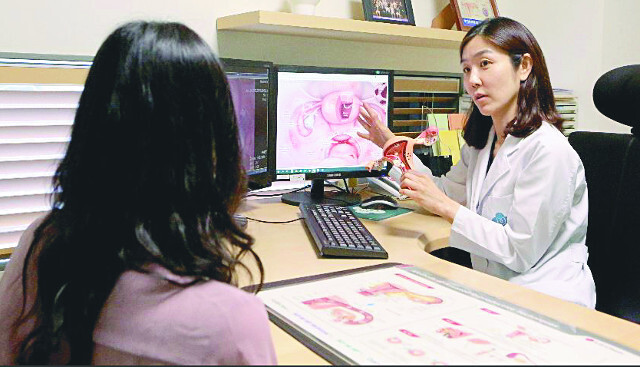 40대 여성이 산부인과 전문의로부터 자궁 질환 관련 상담을 받고 있다. 미즈메디병원 제공