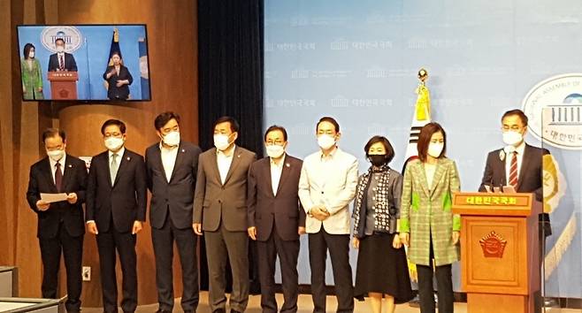 국민의힘 부울경 국회의원이 국회에서 '정부는 삼성가 컬렉션 미술관, 서울 수도권 건립계획을 즉각 취소하라'며 성명을 발표하고 있다./사진제공=창원시