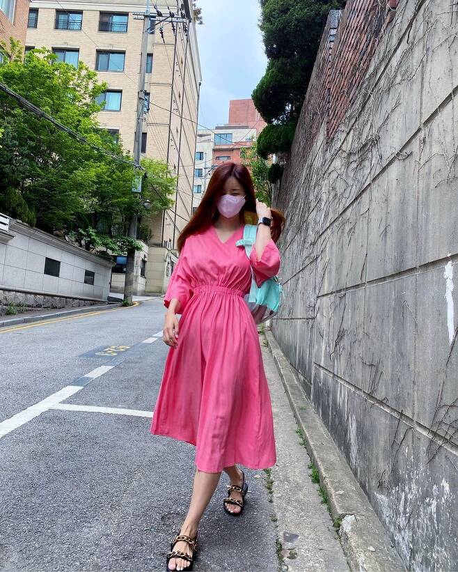 Actor Park Sol-mi showcased Hwasa one-piece lookPark Sol-mi posted several photos on Instagram, saying, # I am going to eat # Morning Coffee.In the open photo, Park Sol-mi dressed in a hot Pink dress and produced a Hwasa daily look, especially her slender figure.