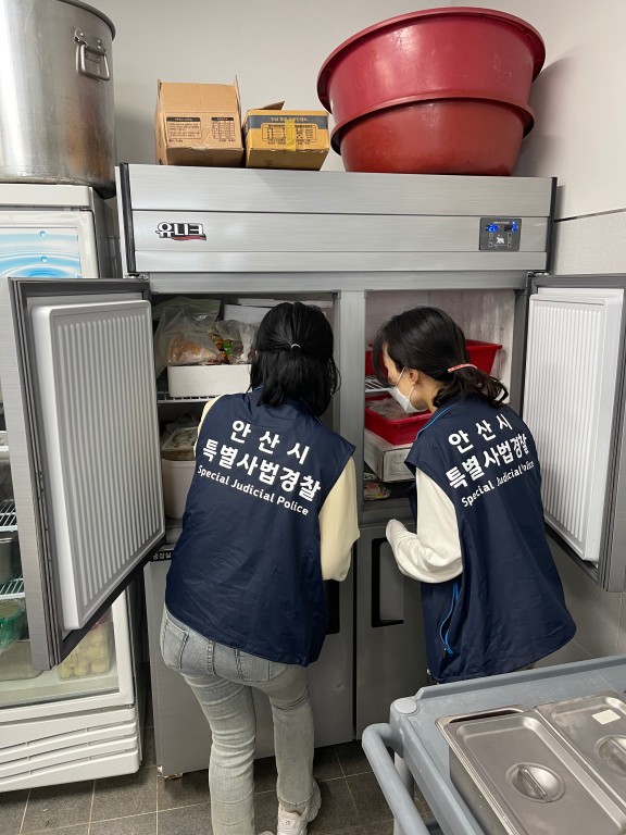 안산시 민생특별사법경찰팀이 한 음식점에서 식재료 원산지 점검을 하고 있다. / 사진제공=안산시