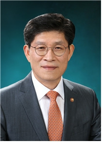 문재인 대통령은 16일 신임 국토교통부 장관에 노형욱 전 국무조정실장을 지명했다. /사진제공=청와대