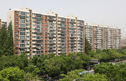 한국부동산원에 따르면 5월 첫째 주 서울 아파트 매매수급지수는 103.7로 지난주(102.7)보다 1.0포인트 올랐다. 사진은 7일 강남구 압구정 현대아파트. /사진=뉴스1