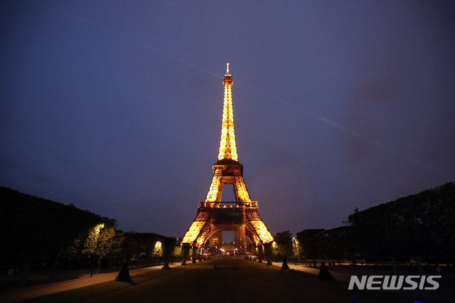 [파리=AP/뉴시스] 지난달 25일(현지시간) 촬영한 프랑스 파리 에펠탑 야경. 2021.06.08.