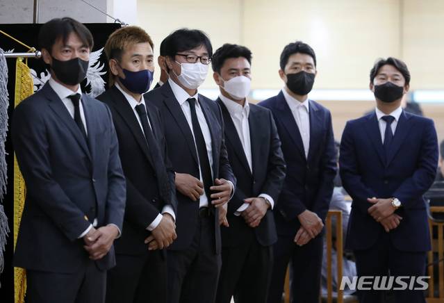 [서울=뉴시스]조성우 기자 = 홍명보(왼쪽부터) 울산 현대 감독, 김병지 대한축구협회 부회장, 황선홍 전 대전하나시티즌 감독, 안정환, 현영민 해설위원, 이천수 대한축구협회 사회공헌위원장이 8일 오후 서울 송파구 서울아산병원 장례식장에 마련된 고(故) 유상철 전 인천 유나이티드 감독의 빈소에서 조문객을 맞이하고 있다. 2021.06.08. xconfind@newsis.com