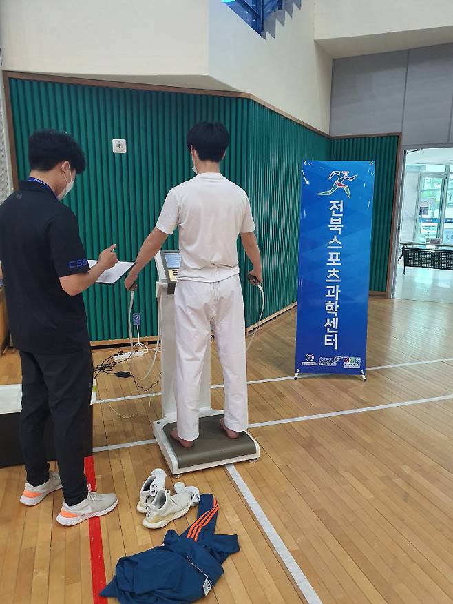 전북스포츠과학센터가 코로나19 여파로 중단됐던 ‘찾아가는 현장측정 서비스’를 재개했다. 전라북도체육회 제공