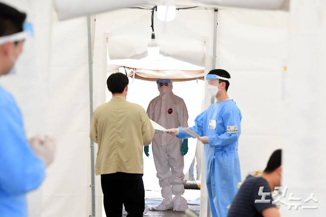 임시선별검사소에서 의료진들이 시민들을 안내하고 있다. 황진환 기자