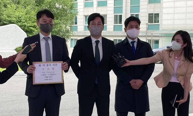 유족측 김정환 변호사(가운데)는 지난 3일 오후 서울 용산구 국방부 검찰단에 고소장을 제출하기에 앞서 기자들과 만나고 있다. 연합뉴스