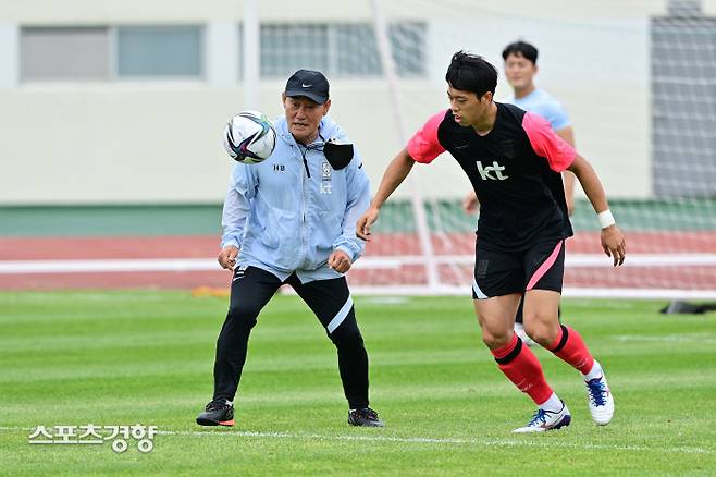 올림픽 대표팀의 제주 훈련을 지휘하고 있는 김학범 감독(왼쪽). 대한축구협회 제공