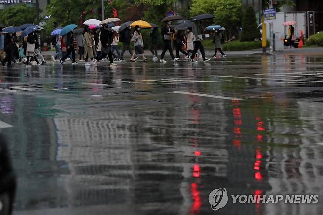 봄비 내리는 아침 비가 내린 지난달 4일 오전 서울 용산역에서 우산을 쓴 시민들이 발걸음을 재촉하고 있다. [연합뉴스 자료사진]