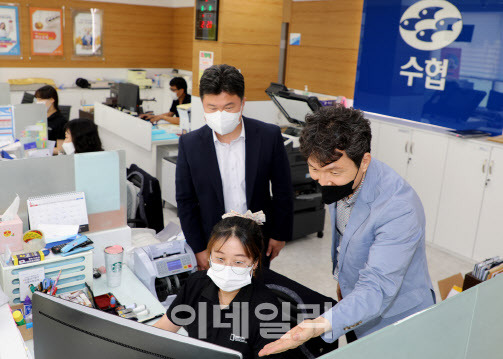 Sh수협은행(은행장 김진균)은 수산정책자금 운용의 실효성과 어업인 지원 강화를 위해 수협 회원조합과 손잡고 ‘2021 파_아_란 행동실천’ 과제를 추진한다고 밝혔다. 사진은 지난 8일 부산시수협을 방문해 현장교육을 실시하는 모습.