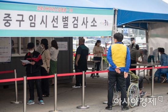 코로나19 신규 확진자가 주말 영향으로 500명대 중반을 기록한 6일 서울역 광장에 마련된 임시선별진료소를 찾은 시민들이 검사를 받기 위해 줄을 서고 있다./강진형 기자aymsdream@