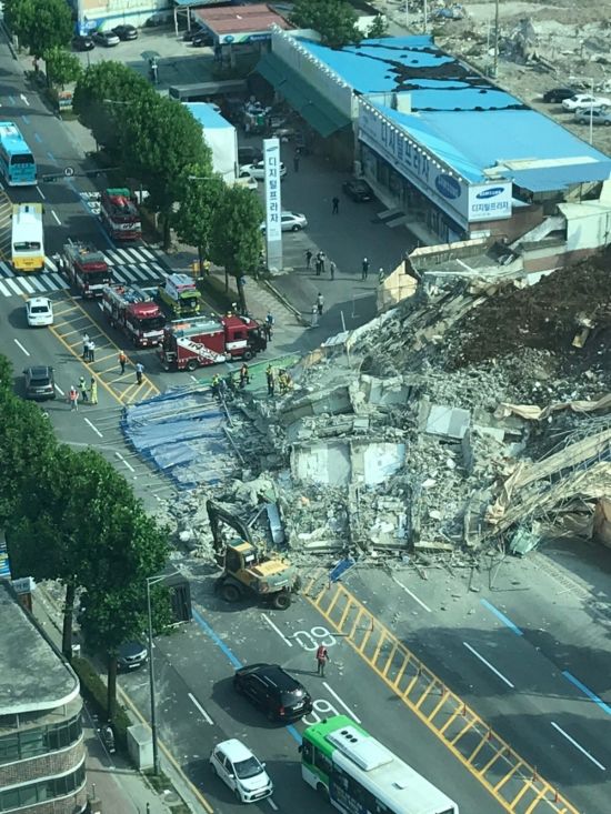 광주광역시 동구 학동 재개발지역에서 철거 중인 5층 건물이 무너지면서 도로를 지나던 시내버스를 덮쳐 소방당국이 구조작업을 벌이고 있다. 사진=독자 제공