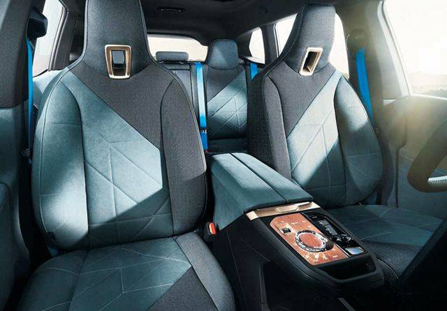 재활용 소재 시트도 - BMW는 전기차 iX에 가죽 대신 재활용 플라스틱을 활용한 인테리어를 적용했다. /BMW
