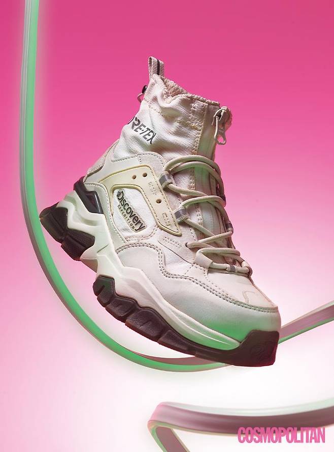 고어텍스 소재를 사용해 통기성은 물론 방수·방풍 기능이 뛰어나 한여름은 물론 겨울에도 신을 수 있는 트레킹화. 많이 걷는 여행부터 가벼운 산행까지 가능한 아웃솔을 장착했다. 21만9천원 디스커버리.