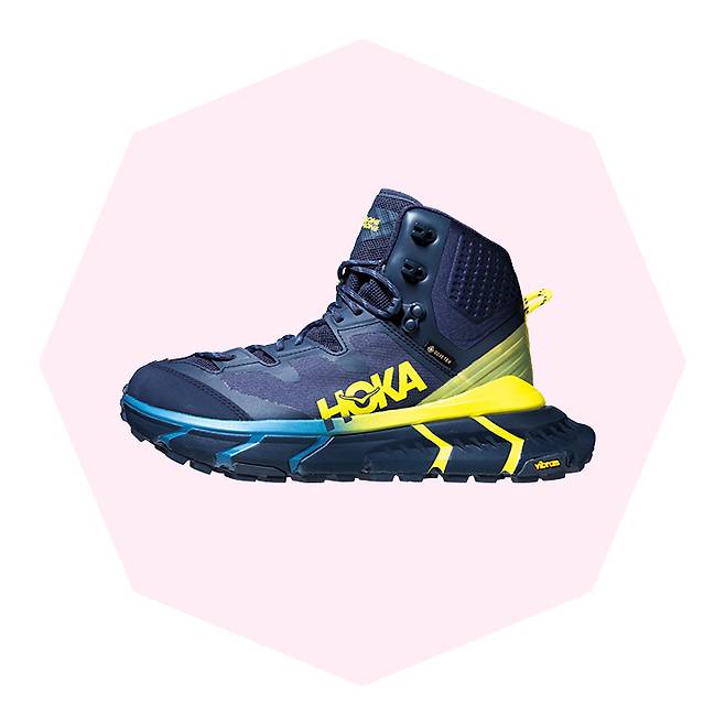 돌출형 아웃솔이 편안한 착지력을 제공하며, 발등 부분의 메시 소재는 버려진 페트병 용기를 재가공해 만들었다. 18만9천원 호카.