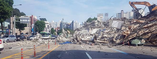 9일 오후 광주 동구 학동의 한 철거 작업 중이던 건물이 붕괴, 도로 위로 건물 잔해가 쏟아져 있다. 광주/연합뉴스