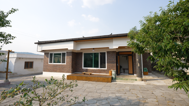 30대 1인 가구 신지호씨는 경기 안성시에 1980년대에 지어진 할머니의 시골집을 고쳐 산다. 오래된 할머니의 푸근한 집은 이제 그만의 취향이 녹아든 안식처가 됐다. 한국일보 영상팀