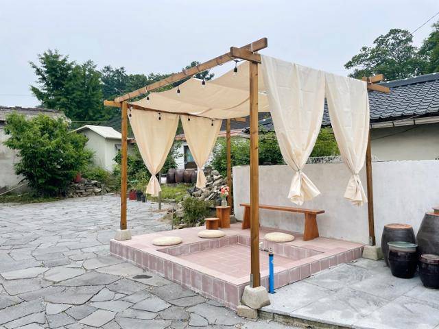 할머니가 요리를 할 때 썼던 넓은 수돗가는 이제 더운 여름에 발을 담그고 벤치에서 편히 쉬는 나만의 휴양지로 바뀌었다. 신지호씨 제공