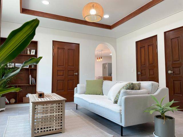 체리색 일색이었던 거실은 방문과 붙박이장 등만 남겨두고 하얗게 도배했다. 신지호씨 제공