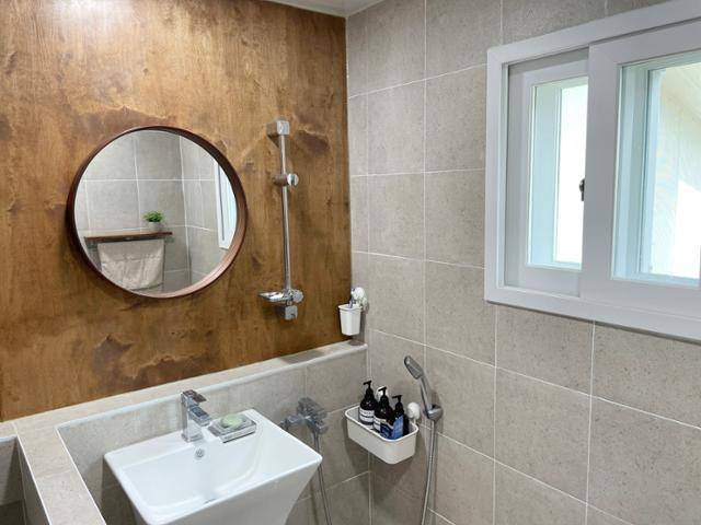 화장실은 쓰기 편하도록 가벽을 세워 구조를 변경하고, 자작나무 합판을 벽에 붙여 집의 통일감을 냈다. 신지호씨 제공