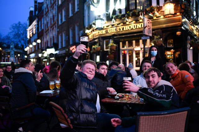영국 시민들이 지난 4월 식당과 술집의 야외 영업이 허용되자 런던의 한 펍에 모여 즐거운 시간을 보내고 있다. 런던=AP 연합뉴스