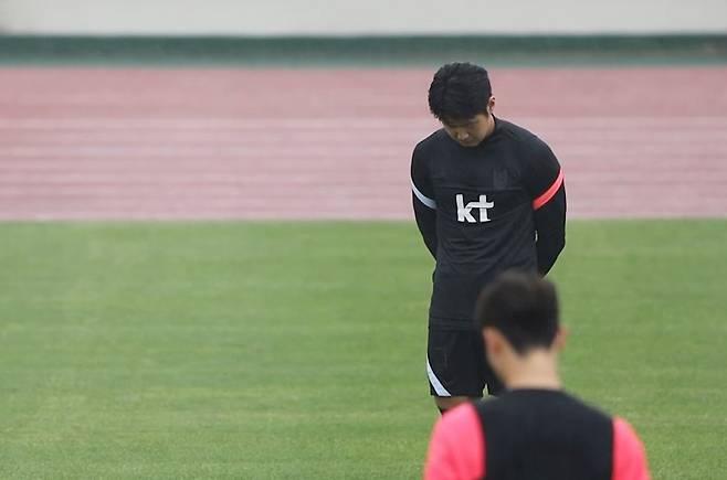 올림픽 축구대표팀 이강인이 8일 제주 서귀포 강창학구장에서 훈련에 앞서 고 유상철 감독을 추모하며 묵념을 하고 있다. [사진 대한축구협회]
