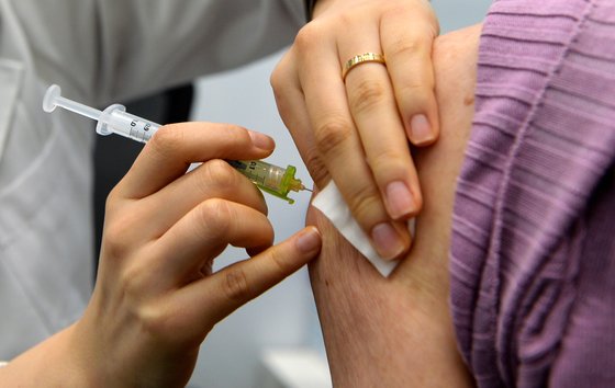9일 오후 대전의 한 예방접종센터에서 의료진이 시민들에게 백신을 신중히 접종하고 있다. 프리랜서 김성태