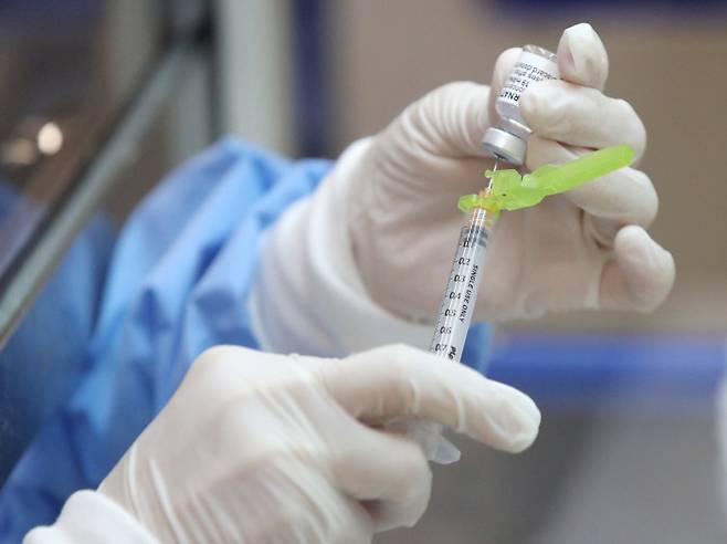 8일 오전 서울 동작구 사당종합체육관에 마련된 코로나19 백신 접종센터에서 의료진이 백신을 주사기에 소분하고 있다. |연합뉴스