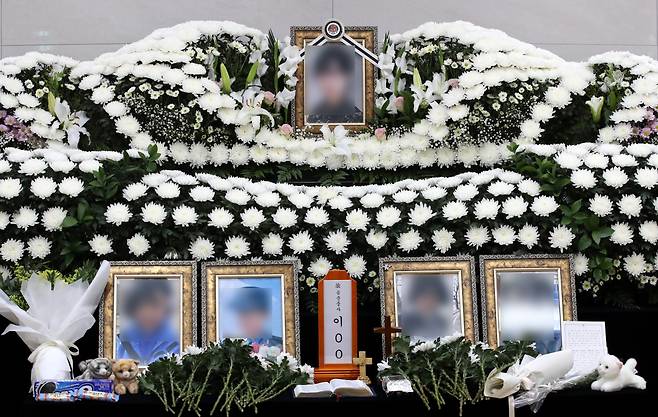 A funeral altar at the Armed Forces Capital Hospital in Seongnam, Gyeonggi Province, is set up to commemorate an Air Force master sergeant who reported a sexual assault in March before taking her own life in May. (Yonhap)