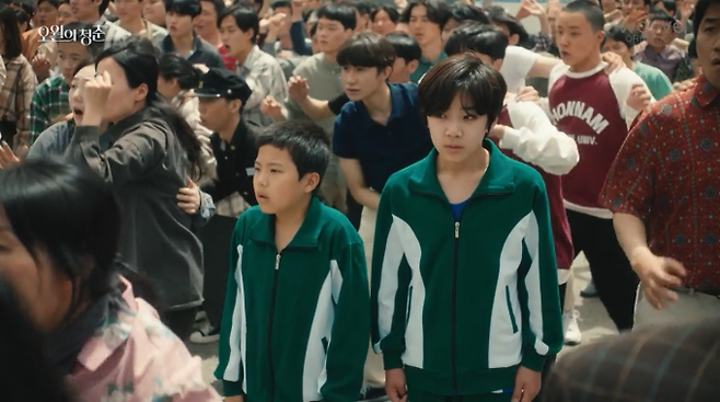 명수와 정태는 합숙소를 몰래 빠져나갔다가 시민들에게 총을 쏘는 군인을 보고 겁에 질린다. 사진=KBS2 ‘오월의 청춘’ 방송화면.