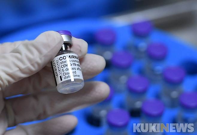 서울시 중구 을지로 국립중앙의료원 중앙예방접종센터에서 의료진이 화이자 백신을 접종 받고 있다. 사진공동취재단