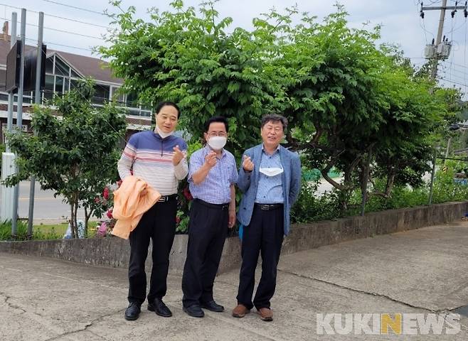 박정완(오른쪽) 팀장을 인터뷰한 뒤 강병국(가운데) 전 충남도 복지보건국장과 기자(왼쪽)가 기념촬영을 했다. 