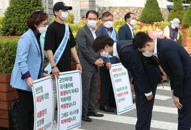 이준석 후보가 9일 서울 국방부 앞에서 피켓 시위 중인 천안함재단, 유가족회, 생존자전우회원들을 찾아 인사를 하고 있다. 뉴시스
