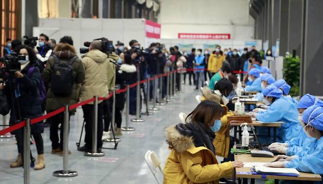 중국 코로나19 백신 접종 현장

    (베이징=연합뉴스) 김윤구 특파원 = 15일 중국 베이징 차오양구에서 신종 코로나바이러스 감염증(코로나19) 백신 접종 희망자가 의료진과 이야기를 나누고 있다. 2021. 1. 15.

    ykim@yna.co.kr

(끝)





<저작권자(c) 연합뉴스, 무단 전재-재배포 금지>